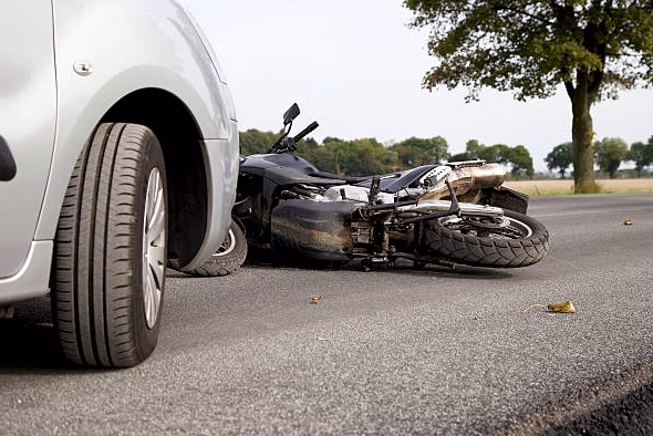 Collision entre un motard et une voiture : traumatisme thoracique et fracture au poignet à déplorer
