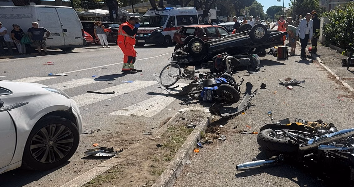 Tragique collision frontale : une moto percute deux voitures, un homme de 30 ans et sa passagère perdent la vie